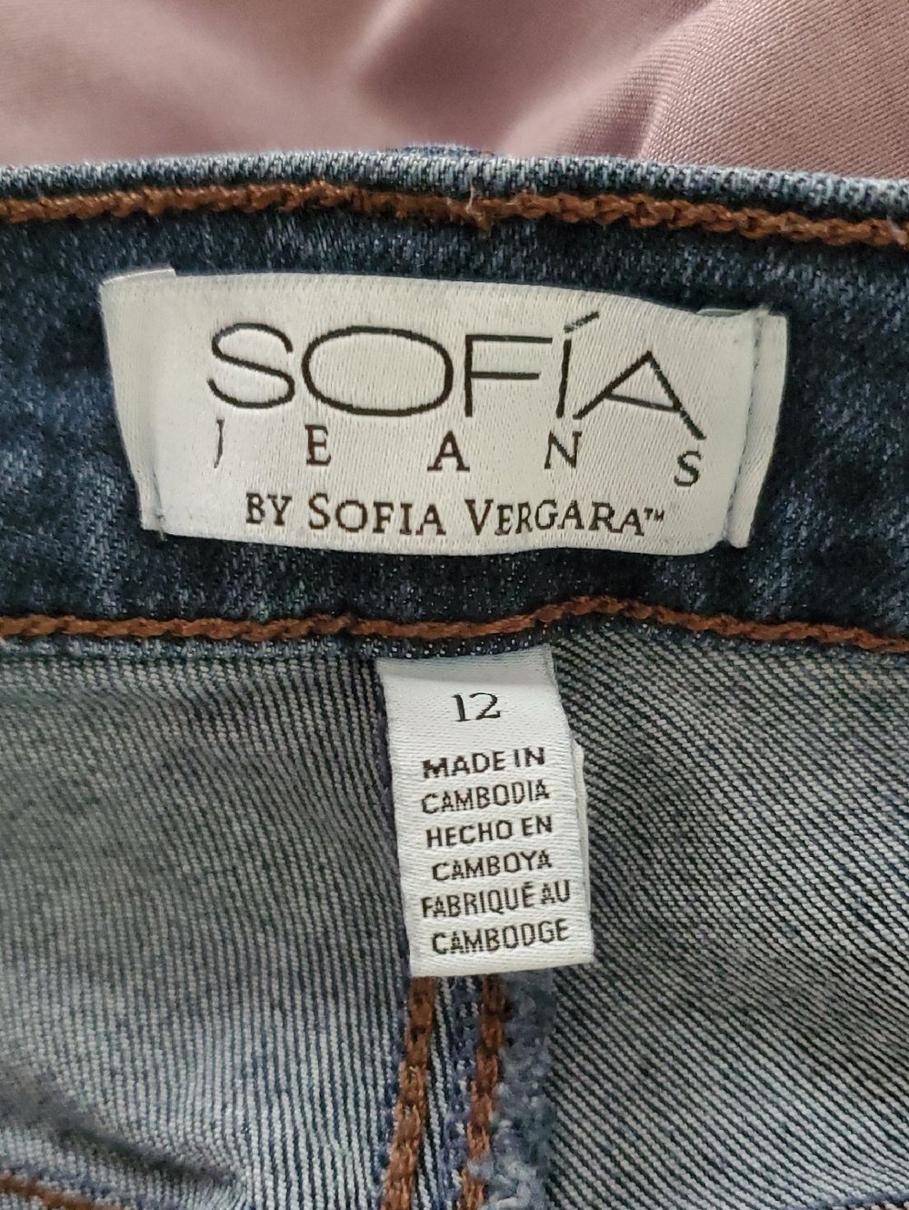 Sofia Vergara Maternity Jeans - Picture 3 of 6